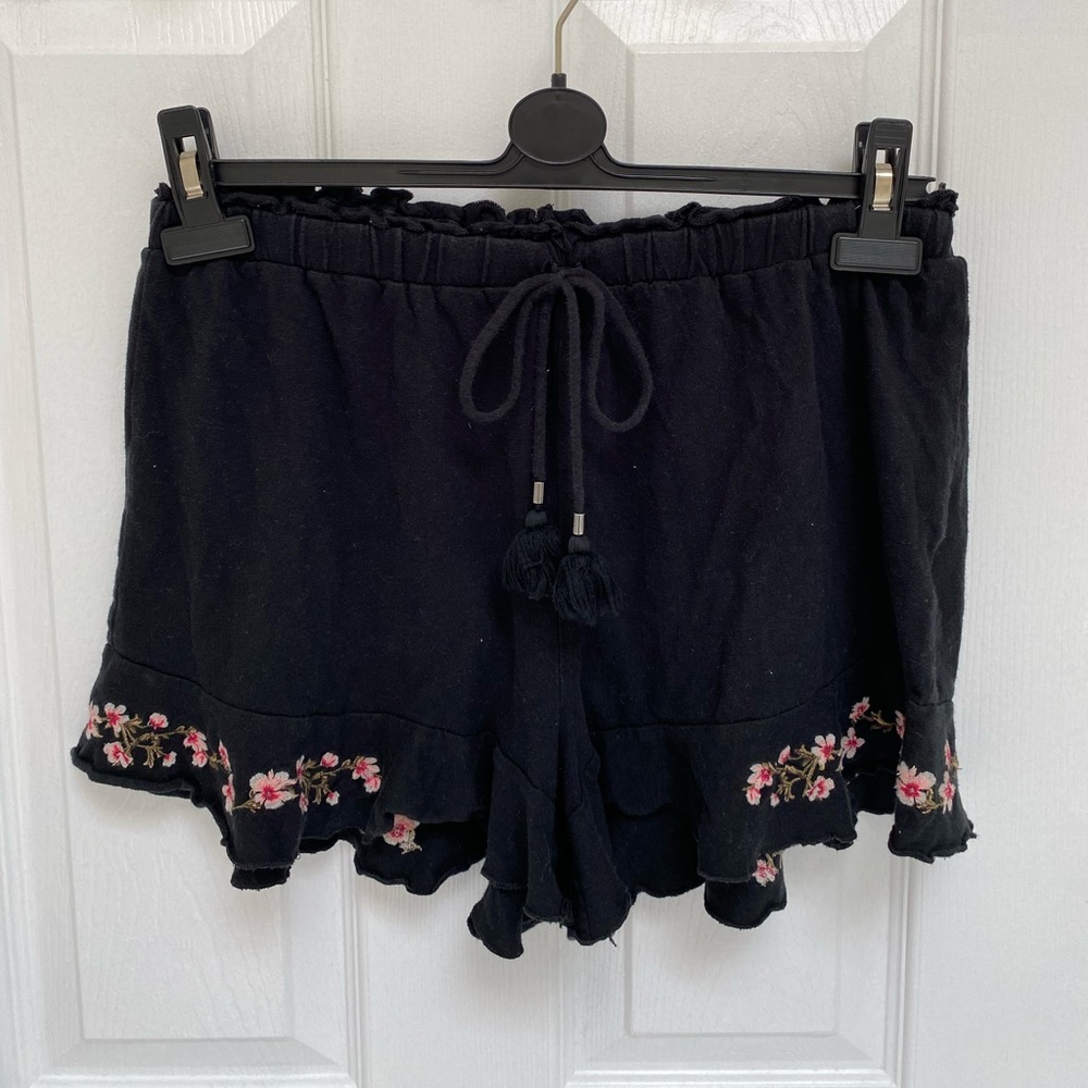 American Eagle black flowy shorts